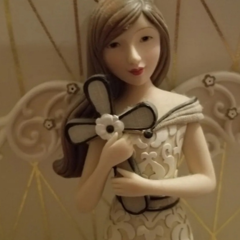 Angel holding a cross sending the message of Faith. Modeles Faith 88083